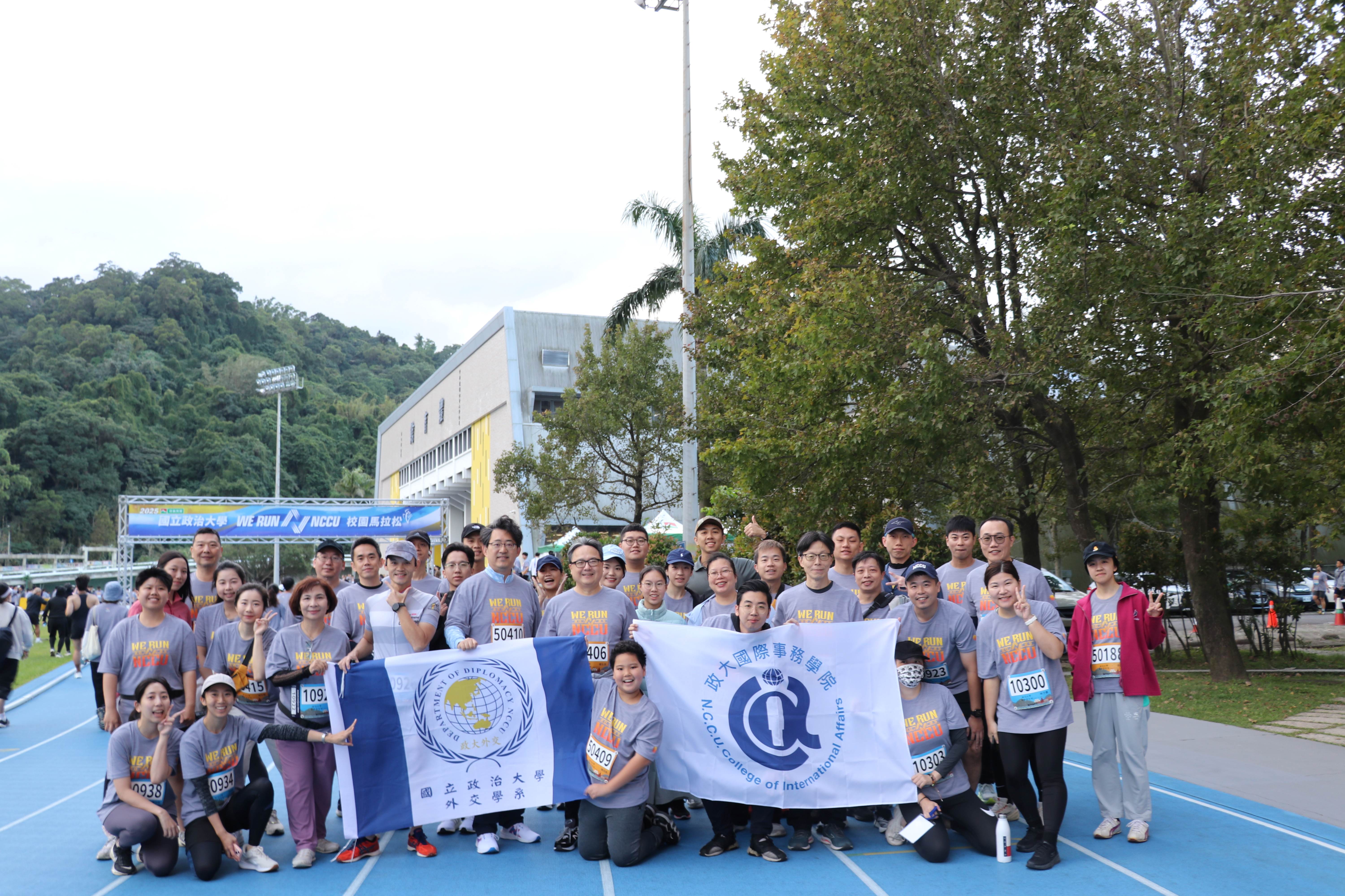 兩專班大合照(with院旗系旗)