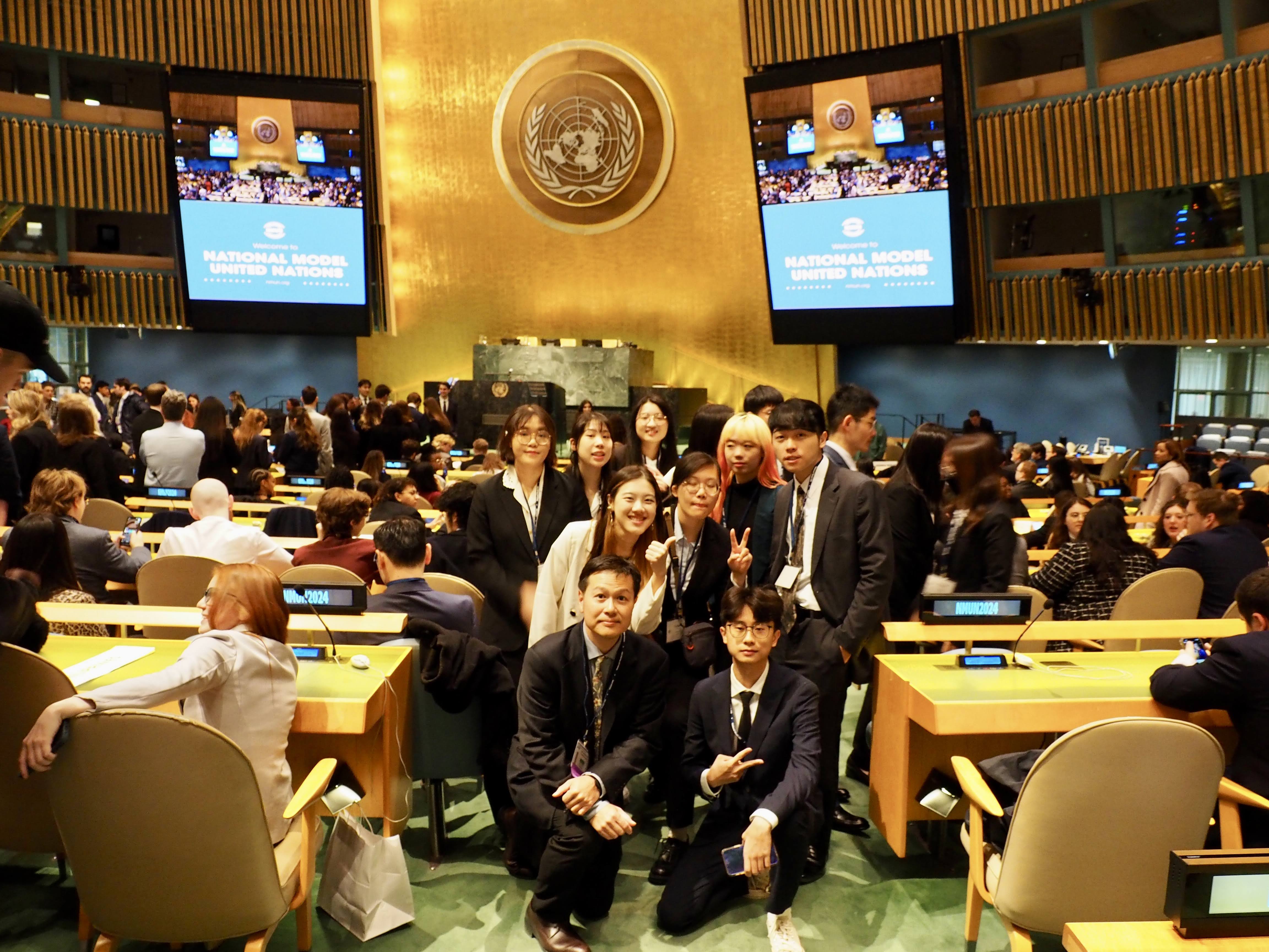 代表團於聯合國大會會議廳合影